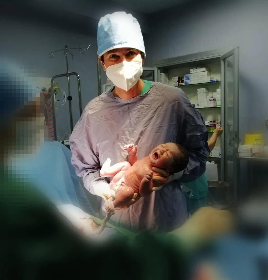 Dott. Franco Tramontana in sala parto con un neonato